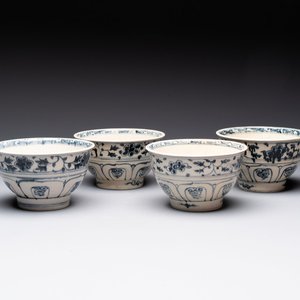 Four Annamese or Vietnamese blue and white bowls with floral design from the Hoi An shipwreck, 15/16th C. — photo 1