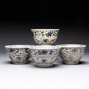 Four Annamese or Vietnamese blue and white bowls with floral design from the Hoi An shipwreck, 15/16th C. — photo 2