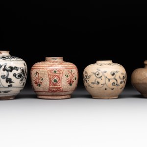 Four Annamese or Vietnamese blue, white and polychrome jarlets, 16/17th C. — photo 5