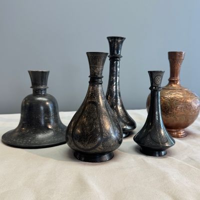 Four Bidri metal hookah bases and a copper hookah base or vase — 照片 1