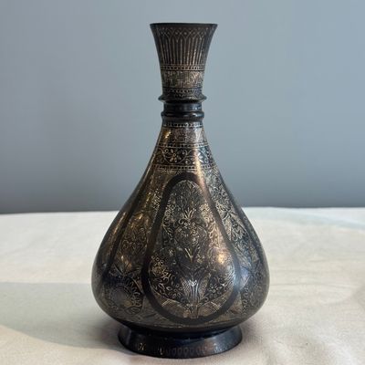 Four Bidri metal hookah bases and a copper hookah base or vase — 照片 11