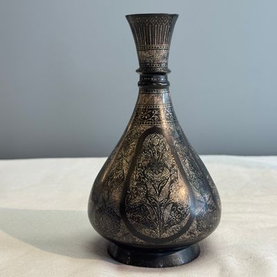 Four Bidri metal hookah bases and a copper hookah base or vase — 照片 12