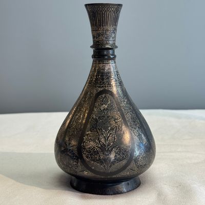 Four Bidri metal hookah bases and a copper hookah base or vase — 照片 13