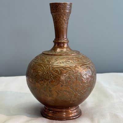 Four Bidri metal hookah bases and a copper hookah base or vase — 照片 46