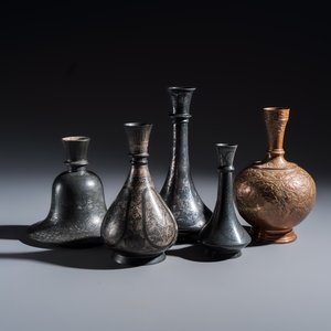 Four Bidri metal hookah bases and a copper hookah base or vase — 照片 1