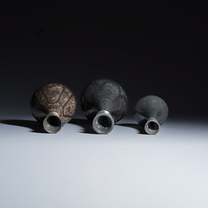 Four Bidri metal hookah bases and a copper hookah base or vase — 照片 6