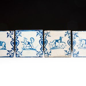 Four blue and white Dutch Delft 'candelabra' tiles with animals, 17th C. — 照片 1