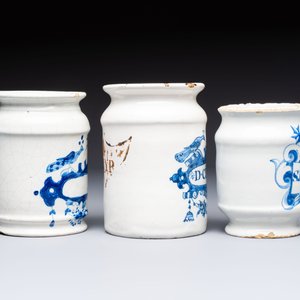 Four blue and white Dutch Delft pharmacy jars, 18th C. — photo 11