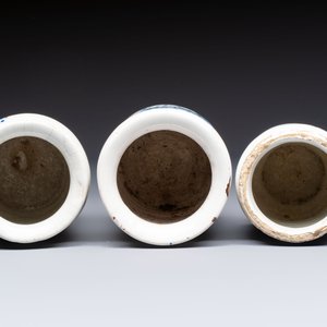 Four blue and white Dutch Delft pharmacy jars, 18th C. — photo 12
