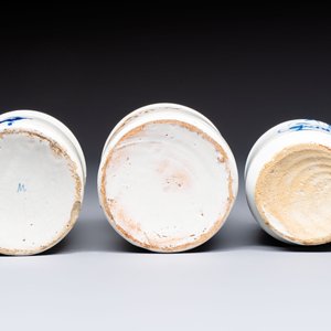 Four blue and white Dutch Delft pharmacy jars, 18th C. — photo 13