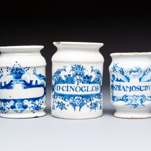 Four blue and white Dutch Delft pharmacy jars, 18th C. — photo 8