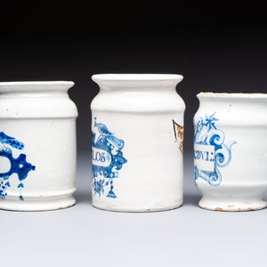 Four blue and white Dutch Delft pharmacy jars, 18th C. — photo 9