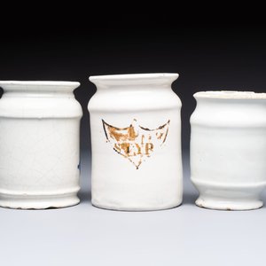 Four blue and white Dutch Delft pharmacy jars, 18th C. — photo 10