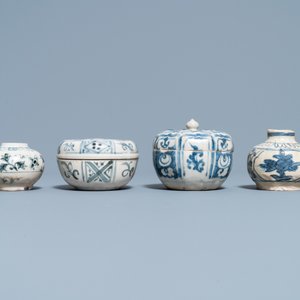 Four blue and white Vietnamese or Annamese ceramics and a Chinese jarlet, 15/16th C. — 照片 8