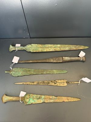 Four bronze daggers and a sword, Luristan and Syria, 1st C. B.C. — 照片 13
