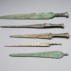 Four bronze daggers and a sword, Luristan and Syria, 1st C. B.C. — 照片 2
