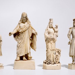 Four carved ivory figures, a miniature altar and a thermometer, Dieppe and other workshops, 19th C. — photo 2