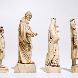 Four carved ivory figures, a miniature altar and a thermometer, Dieppe and other workshops, 19th C. — photo 3
