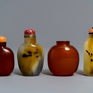 Four Chinese amber and agate snuff bottles, 19/20th C. — 照片 1
