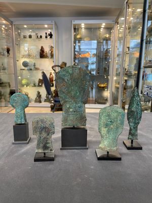 Four Chinese and Vietnamese bronze axes and an arrowhead, Western Zhou/Dong Son — foto 1