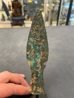 Four Chinese and Vietnamese bronze axes and an arrowhead, Western Zhou/Dong Son — foto 11