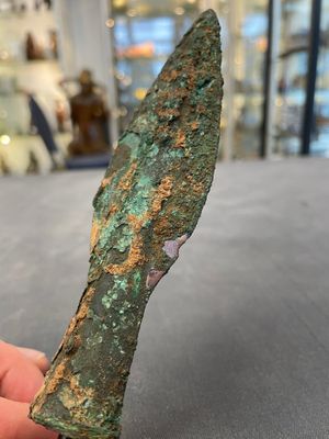 Four Chinese and Vietnamese bronze axes and an arrowhead, Western Zhou/Dong Son — foto 12