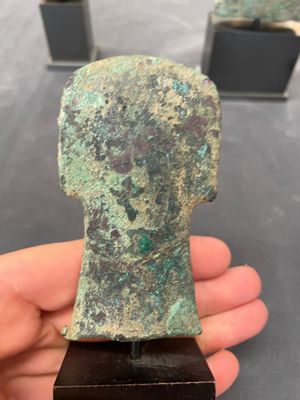Four Chinese and Vietnamese bronze axes and an arrowhead, Western Zhou/Dong Son — foto 3