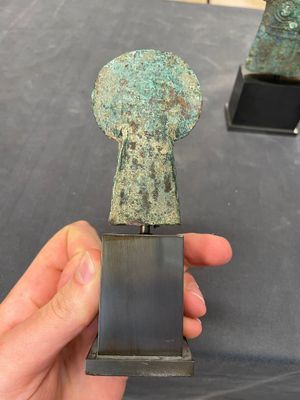 Four Chinese and Vietnamese bronze axes and an arrowhead, Western Zhou/Dong Son — foto 4