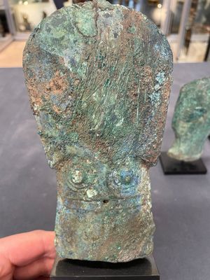 Four Chinese and Vietnamese bronze axes and an arrowhead, Western Zhou/Dong Son — foto 5