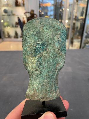 Four Chinese and Vietnamese bronze axes and an arrowhead, Western Zhou/Dong Son — foto 8