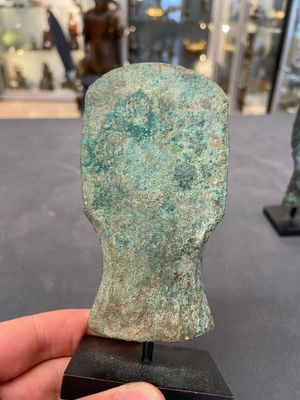 Four Chinese and Vietnamese bronze axes and an arrowhead, Western Zhou/Dong Son — foto 9