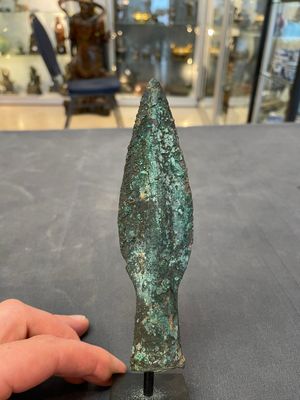 Four Chinese and Vietnamese bronze axes and an arrowhead, Western Zhou/Dong Son — foto 10