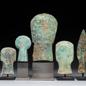 Four Chinese and Vietnamese bronze axes and an arrowhead, Western Zhou/Dong Son — foto 2
