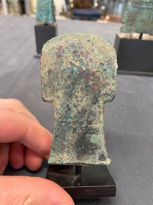 Four Chinese and Vietnamese bronze axes and an arrowhead, Western Zhou/Dong Son — foto 2