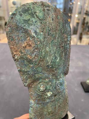 Four Chinese and Vietnamese bronze axes and an arrowhead, Western Zhou/Dong Son — foto 6