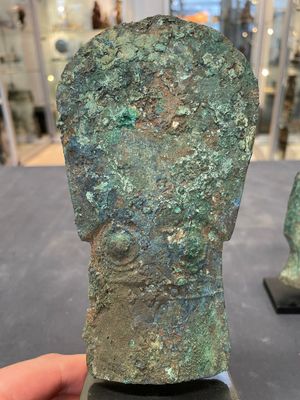 Four Chinese and Vietnamese bronze axes and an arrowhead, Western Zhou/Dong Son — foto 7