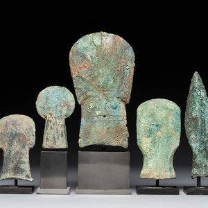 Four Chinese and Vietnamese bronze axes and an arrowhead, Western Zhou/Dong Son — foto 1