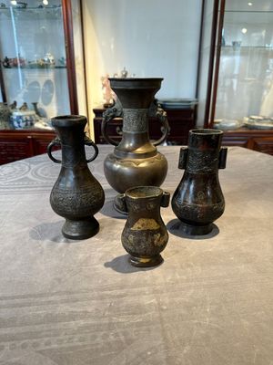 Four Chinese archaistic gilt bronze vases, Yuan/Ming — 照片 1