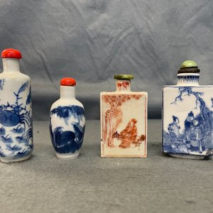 Four Chinese blue and white and iron-red snuff bottles, 19/20th C. — 照片 15