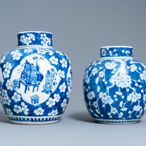 Four Chinese blue and white 'antiquities' jars and covers, 19th C. — photo 11