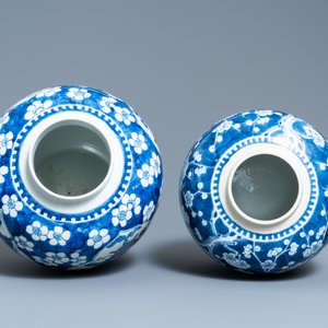 Four Chinese blue and white 'antiquities' jars and covers, 19th C. — photo 14
