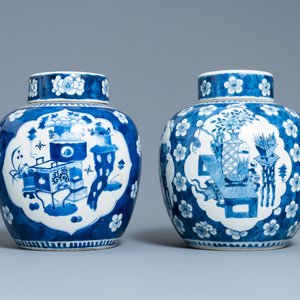 Four Chinese blue and white 'antiquities' jars and covers, 19th C. — photo 2
