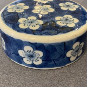 Four Chinese blue and white 'antiquities' jars and covers, 19th C. — photo 39