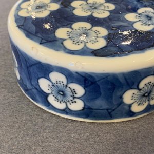 Four Chinese blue and white 'antiquities' jars and covers, 19th C. — photo 40