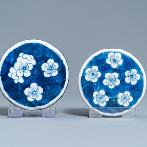 Four Chinese blue and white 'antiquities' jars and covers, 19th C. — photo 8