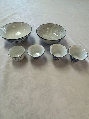 Four Chinese blue and white 'Bleu de Hue' cups and two bowls, various marks, 19th C. — foto 1