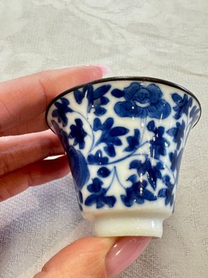 Four Chinese blue and white 'Bleu de Hue' cups and two bowls, various marks, 19th C. — foto 12