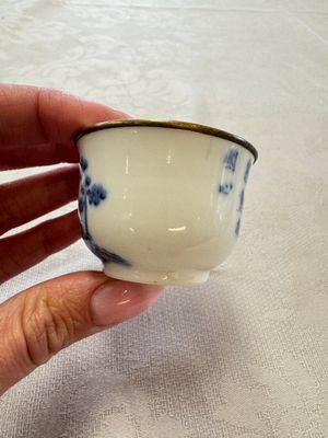 Four Chinese blue and white 'Bleu de Hue' cups and two bowls, various marks, 19th C. — foto 3