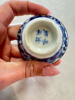 Four Chinese blue and white 'Bleu de Hue' cups and two bowls, various marks, 19th C. — foto 39