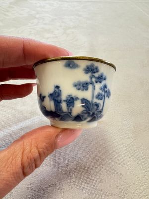 Four Chinese blue and white 'Bleu de Hue' cups and two bowls, various marks, 19th C. — foto 4